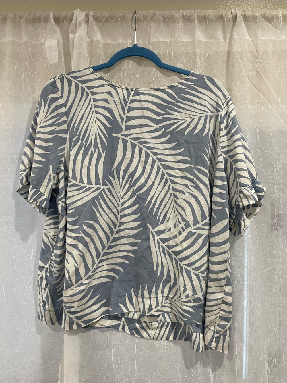 Vince Camuto Gray & White Palm-Print Short Sleeve Tee